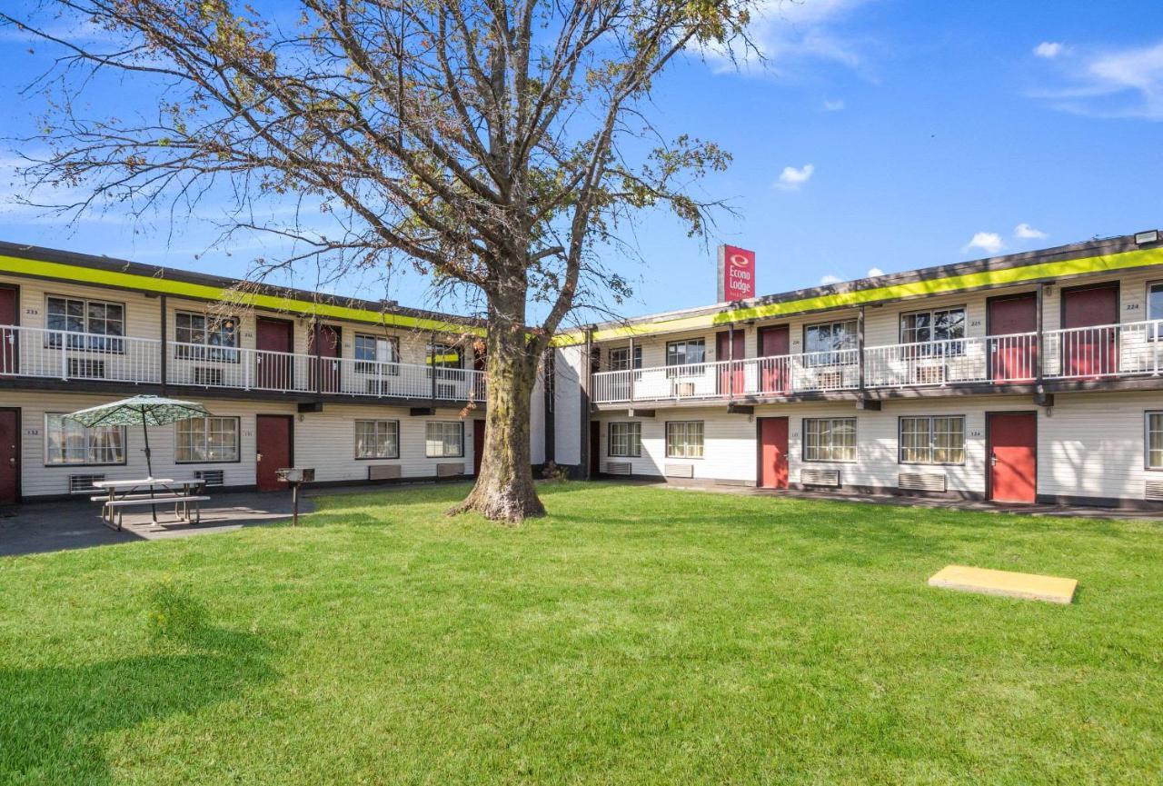 Econo Lodge Inn & Suites Terre Haute Exterior photo