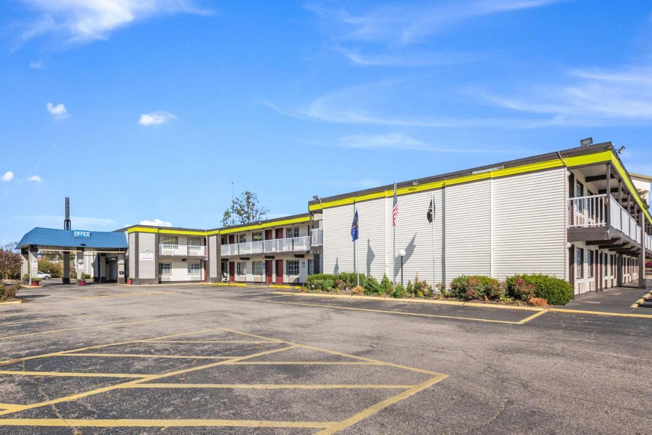 Econo Lodge Inn & Suites Terre Haute Exterior photo
